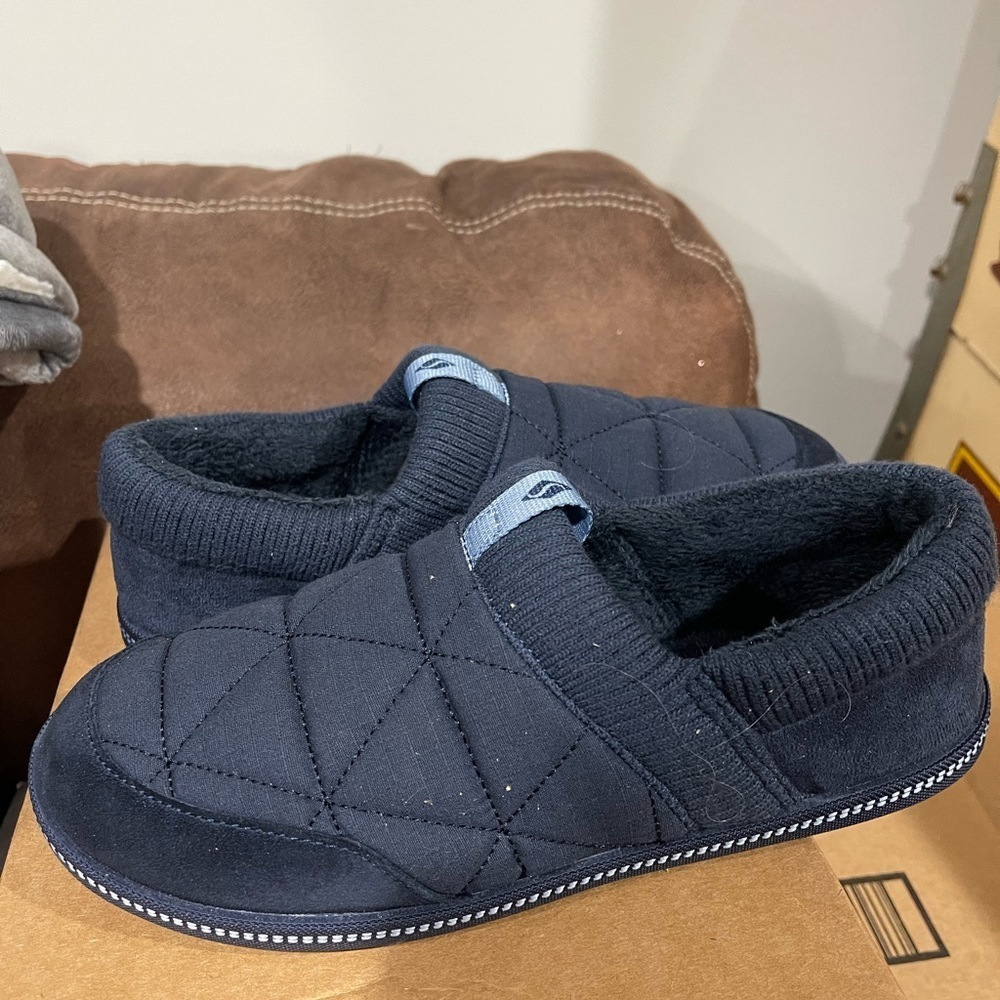 Sale!! Skechers navy slipper’s quilted sz 6.5